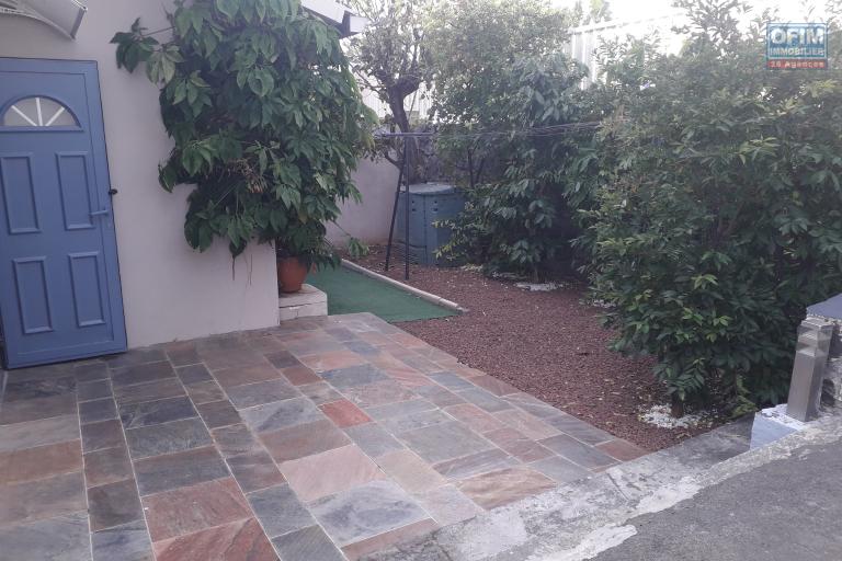 A louer villa F4 meublé de standing sur le bas de la Possession