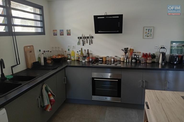 A LOUER APPARTEMENT F3 EN REZ DE JARDIN DE 67.71 M2 DE SURFACE HABITABLE DANS UNE RESIDENCE RECENTE A LA SALINE LES HAUTS