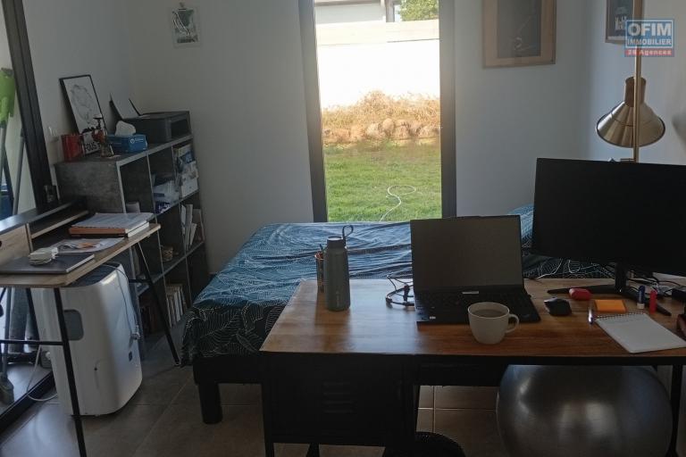 A LOUER APPARTEMENT F3 EN REZ DE JARDIN DE 67.71 M2 DE SURFACE HABITABLE DANS UNE RESIDENCE RECENTE A LA SALINE LES HAUTS