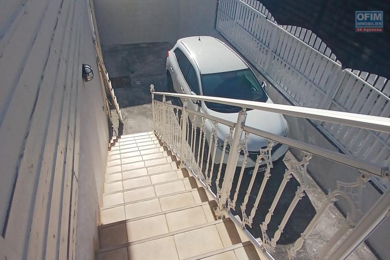A LOUER appartement de type F3+ cour sur l 'Eperon à Saint-Gilles Les Hauts