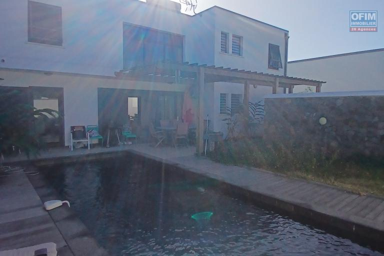 A LOUER charmante maison à étage de type F4 de 121 m2 SH avec PISCINE au sel sur LE PORT ( côté Possession)