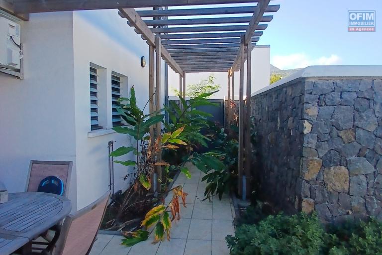 A LOUER charmante maison à étage de type F4 de 121 m2 SH avec PISCINE au sel sur LE PORT ( côté Possession)