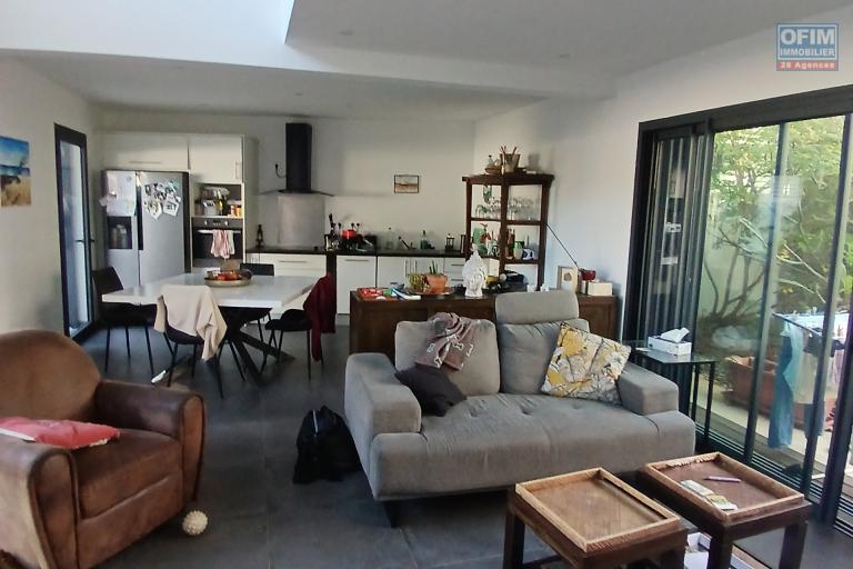 A LOUER charmante maison à étage de type F4 de 121 m2 SH avec PISCINE au sel sur LE PORT ( côté Possession)