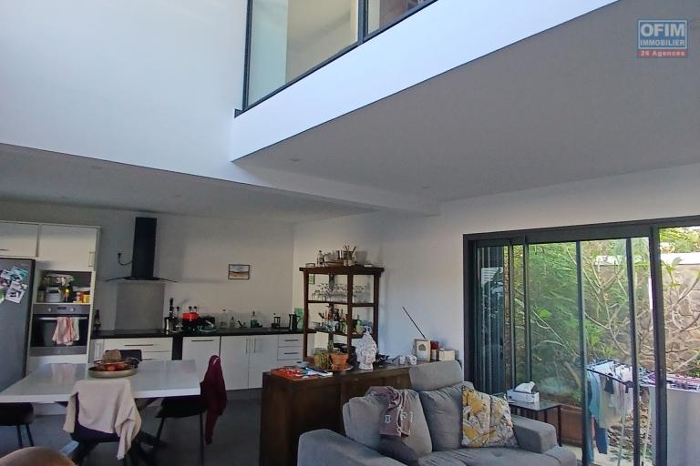 A LOUER charmante maison à étage de type F4 de 121 m2 SH avec PISCINE au sel sur LE PORT ( côté Possession)
