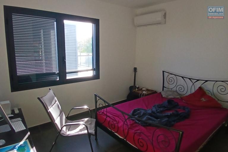 A LOUER charmante maison à étage de type F4 de 121 m2 SH avec PISCINE au sel sur LE PORT ( côté Possession)