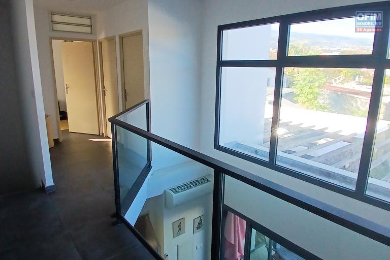 A LOUER charmante maison à étage de type F4 de 121 m2 SH avec PISCINE au sel sur LE PORT ( côté Possession)