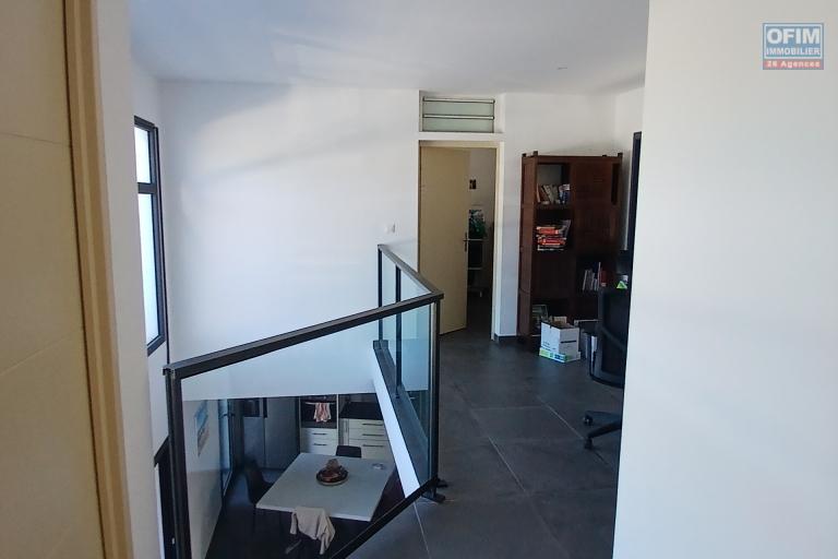 A LOUER charmante maison à étage de type F4 de 121 m2 SH avec PISCINE au sel sur LE PORT ( côté Possession)