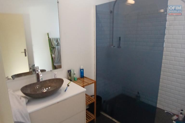 A LOUER charmante maison à étage de type F4 de 121 m2 SH avec PISCINE au sel sur LE PORT ( côté Possession)