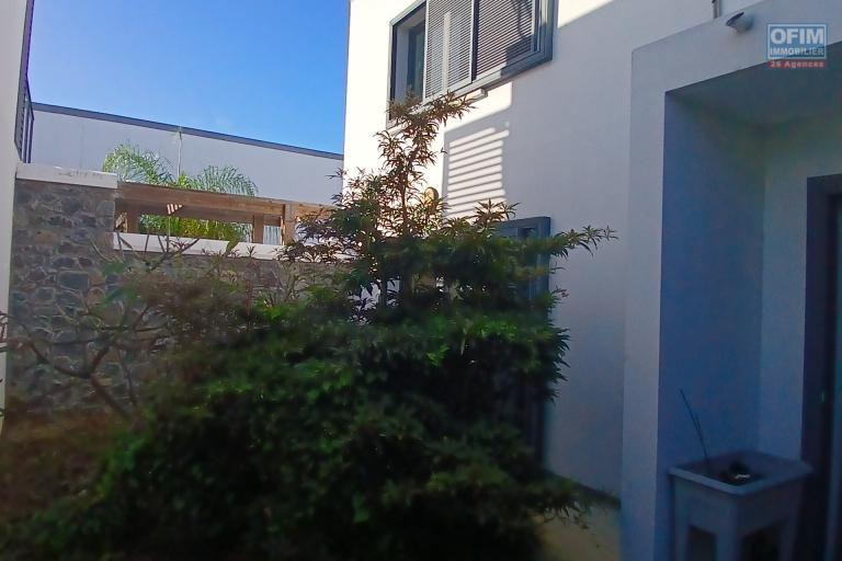 A LOUER charmante maison à étage de type F4 de 121 m2 SH avec PISCINE au sel sur LE PORT ( côté Possession)