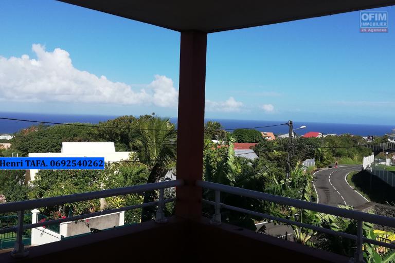 A vendre ce bel et grand appartement de type T3 avec une superbe vue mer et montagne à Saint-Joseph