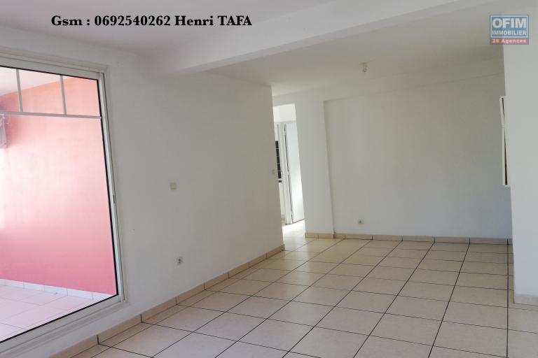 A vendre ce bel et grand appartement de type F3 avec vue mer, terrasse à Saint-Joseph