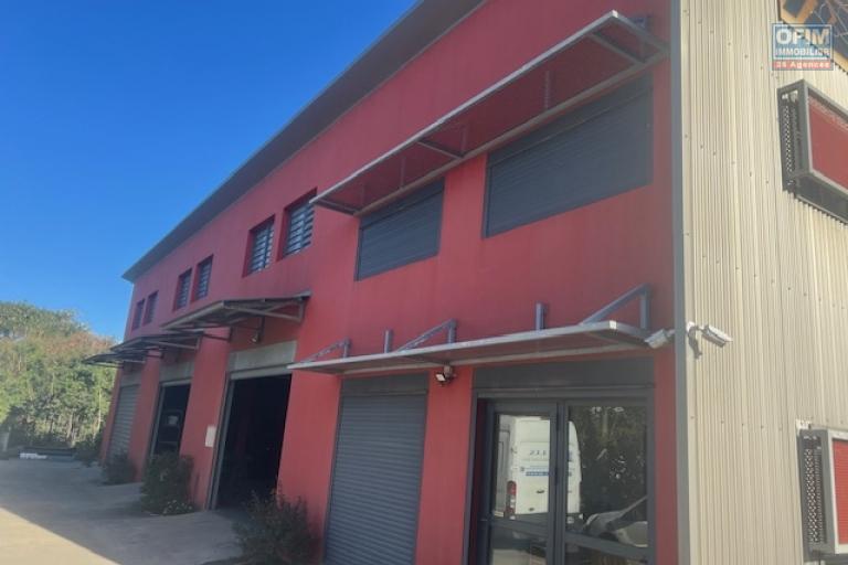 Entrepôt de 268 m² implanté sur 1039 m² de terrain en Zone Artisanale des Sables d'Or – Étang Salé Les Hauts