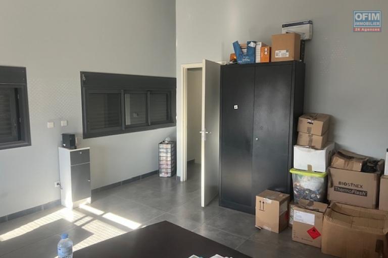 Entrepôt de 268 m² implanté sur 1039 m² de terrain en Zone Artisanale des Sables d'Or – Étang Salé Les Hauts