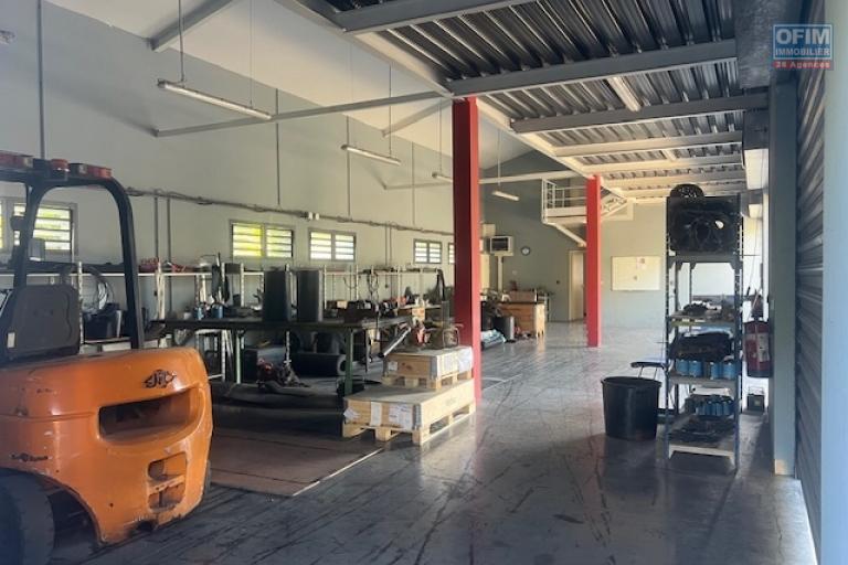 Entrepôt de 268 m² implanté sur 1039 m² de terrain en Zone Artisanale des Sables d'Or – Étang Salé Les Hauts