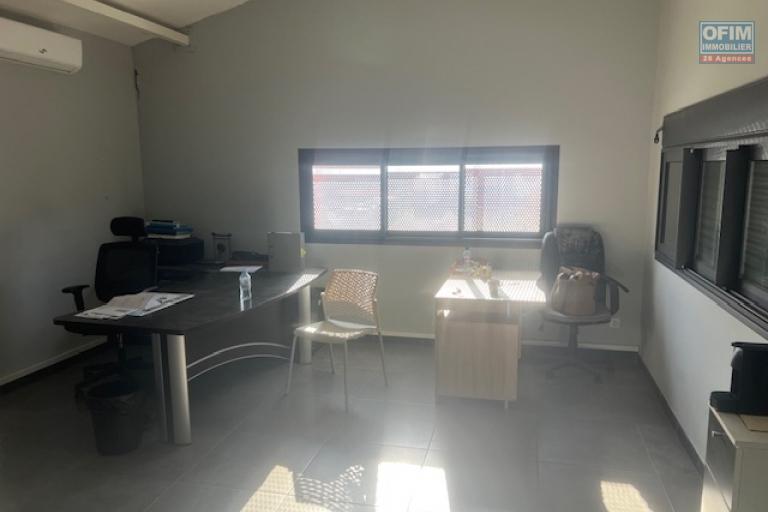 Entrepôt de 268 m² implanté sur 1039 m² de terrain en Zone Artisanale des Sables d'Or – Étang Salé Les Hauts