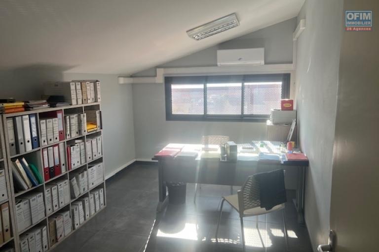 Entrepôt de 268 m² implanté sur 1039 m² de terrain en Zone Artisanale des Sables d'Or – Étang Salé Les Hauts