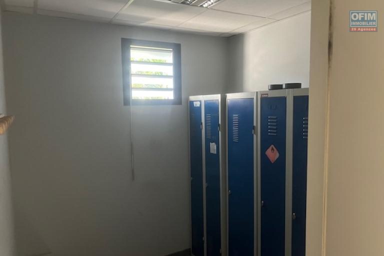 Entrepôt de 268 m² implanté sur 1039 m² de terrain en Zone Artisanale des Sables d'Or – Étang Salé Les Hauts