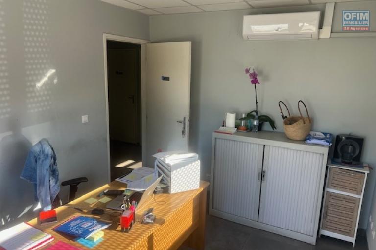 Entrepôt de 268 m² implanté sur 1039 m² de terrain en Zone Artisanale des Sables d'Or – Étang Salé Les Hauts
