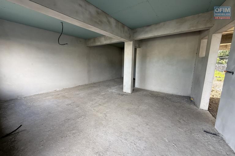 Immeuble de 538 m² en fin de construction, situé entre St Louis et La Riviere, à 150 m d'altitude, en R+2, avec vue mer et montagne imprenable.