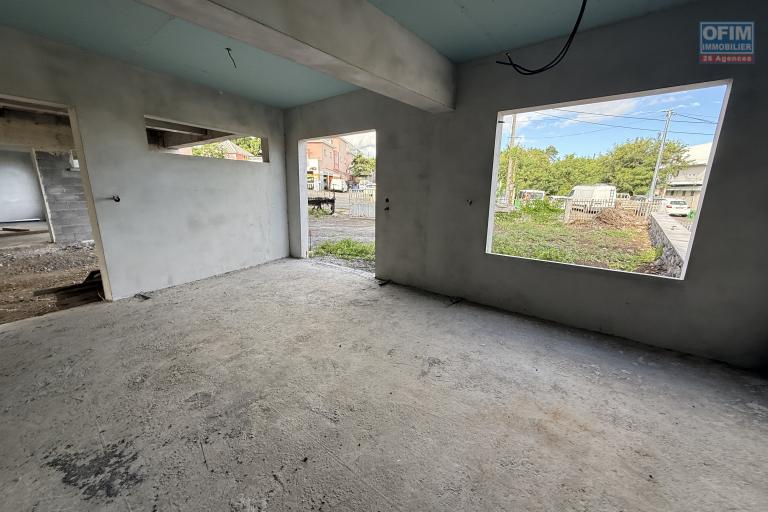Immeuble de 538 m² en fin de construction, situé entre St Louis et La Riviere, à 150 m d'altitude, en R+2, avec vue mer et montagne imprenable.