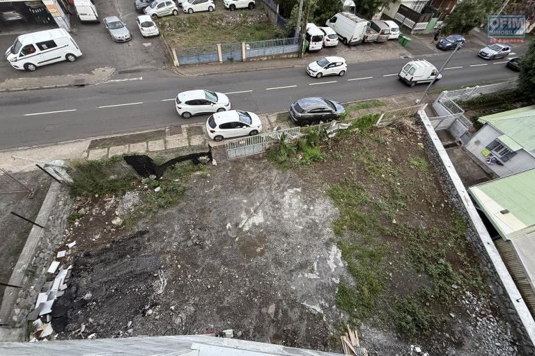 Immeuble de 538 m² en fin de construction, situé entre St Louis et La Riviere, à 150 m d'altitude, en R+2, avec vue mer et montagne imprenable.