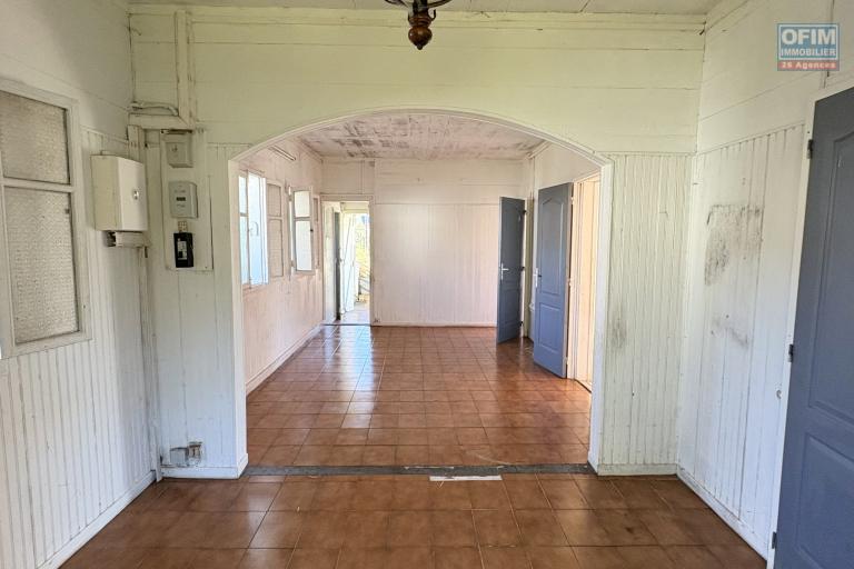 A vendre villa F5 avec garage sur un vaste terrain de plus de 2 000 m2