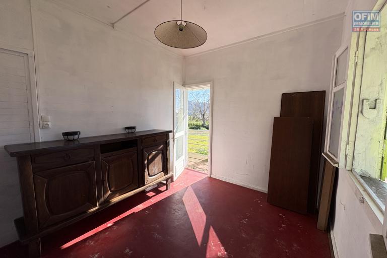 A vendre villa F5 avec garage sur un vaste terrain de plus de 2 000 m2
