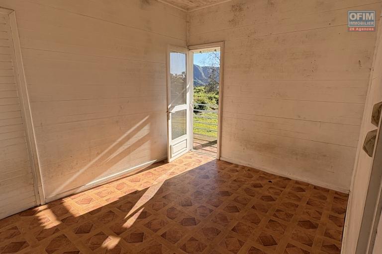 A vendre villa F5 avec garage sur un vaste terrain de plus de 2 000 m2