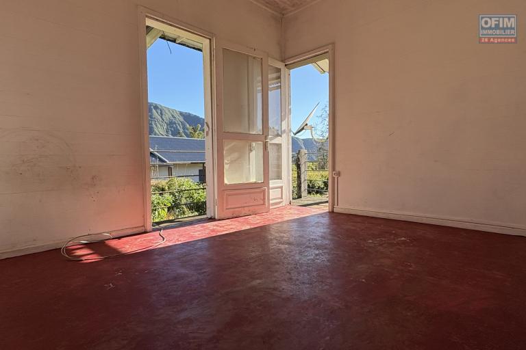 A vendre villa F5 avec garage sur un vaste terrain de plus de 2 000 m2