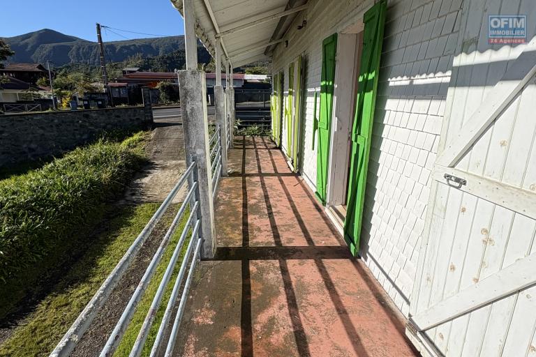 A vendre villa F5 avec garage sur un vaste terrain de plus de 2 000 m2