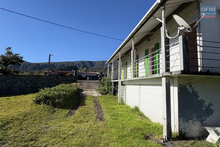 A vendre villa F5 avec garage sur un vaste terrain de plus de 2 000 m2