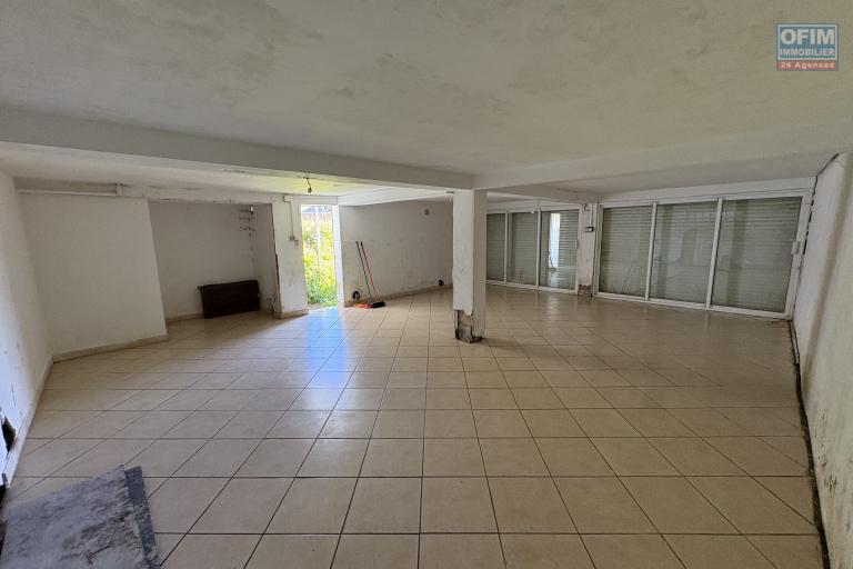 A vendre villa F5 avec garage sur un vaste terrain de plus de 2 000 m2