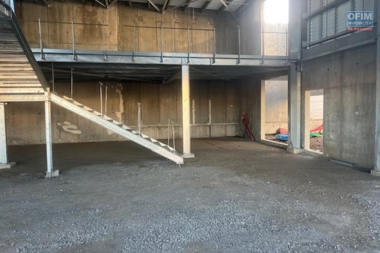  Entrepôt neuf Zone industriel les sables de 356m2 avec très belle visibilité