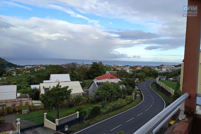 A vendre ce bel et grand appartement de type T3 avec une superbe vue mer et montagne à Saint-Joseph