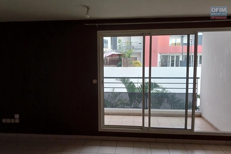 Grand T2/3 65m2 avec terrasse et parking - Sainte-Clotilde - Proche Boulevard Sud et Faculté