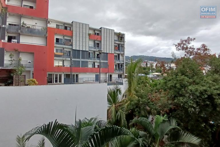 Grand T2/3 65m2 avec terrasse et parking - Sainte-Clotilde - Proche Boulevard Sud et Faculté