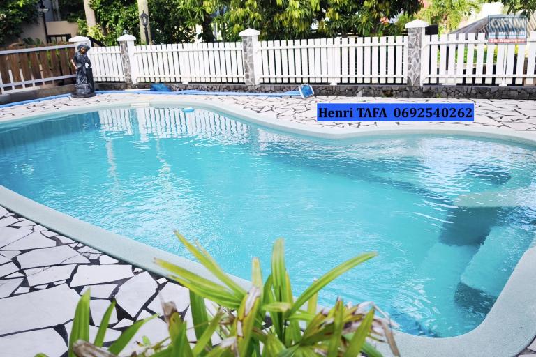 A vendre belle villa avec piscine à proximités des commodités