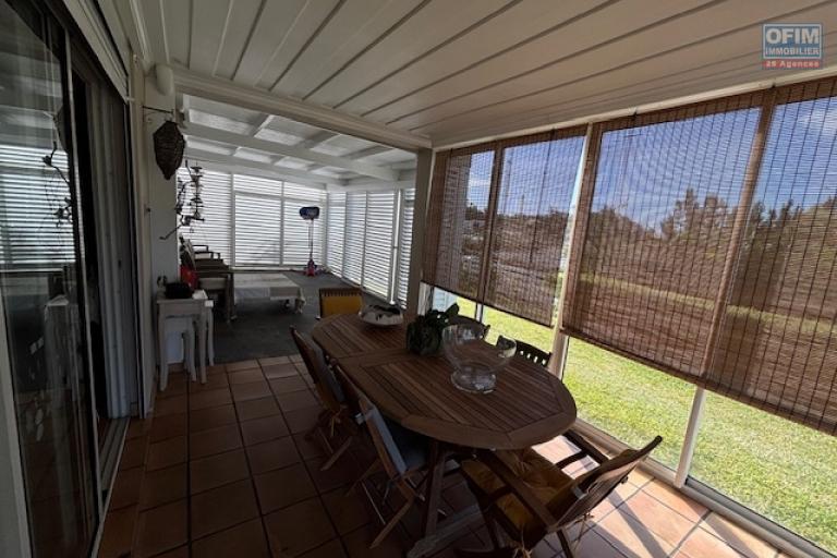 A vendre belle villa à l'entrée de La Montagne proche du centre et à proximité des commodités.