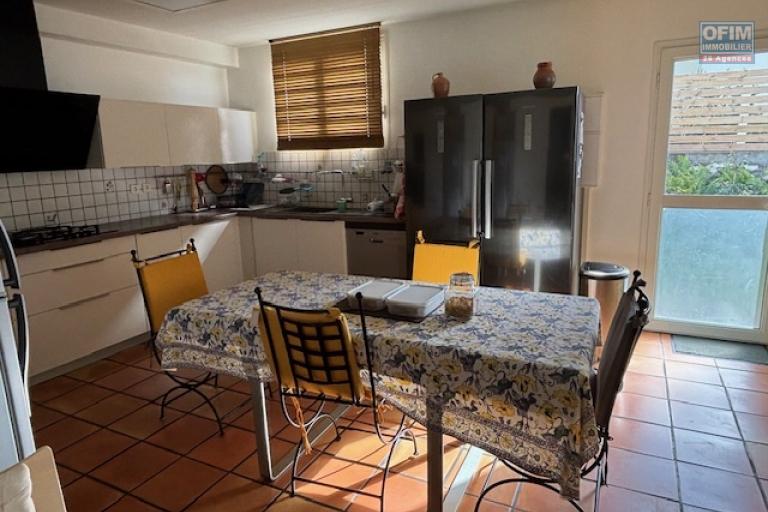 A vendre belle villa à l'entrée de La Montagne proche du centre et à proximité des commodités.