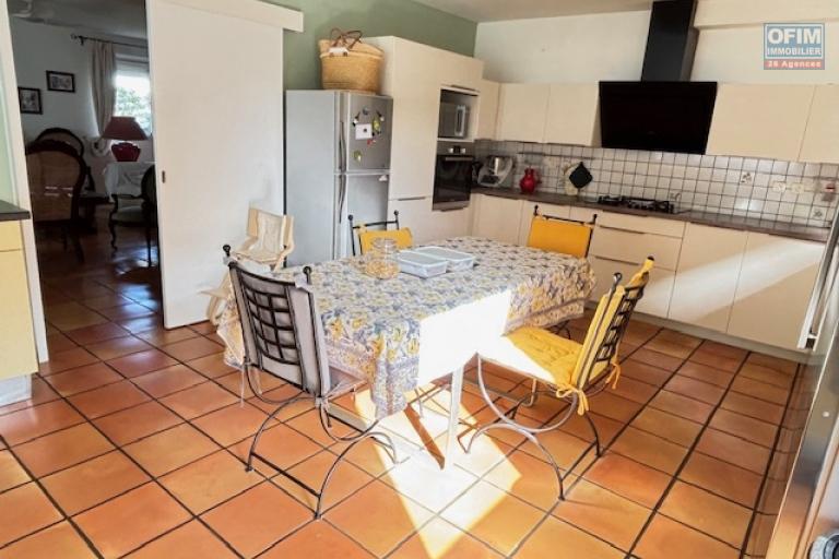 A vendre belle villa à l'entrée de La Montagne proche du centre et à proximité des commodités.