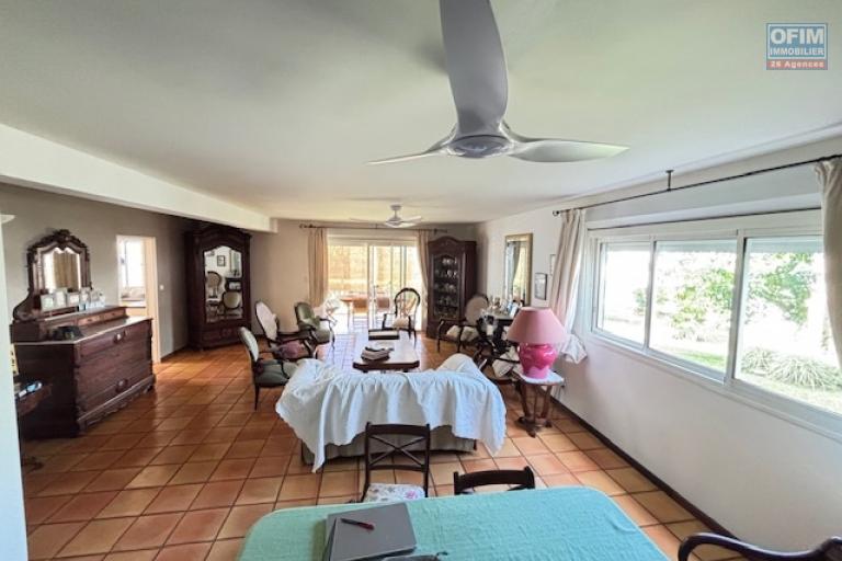 A vendre belle villa à l'entrée de La Montagne proche du centre et à proximité des commodités.