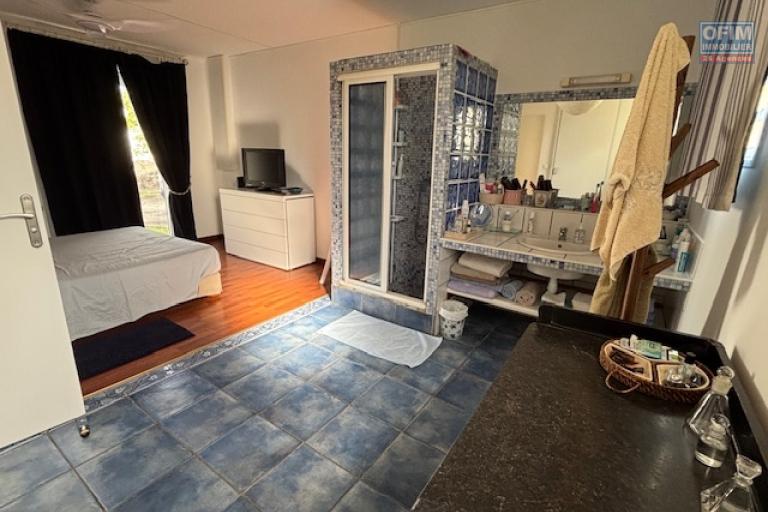 A vendre belle villa à l'entrée de La Montagne proche du centre et à proximité des commodités.