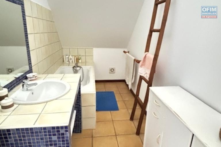 A vendre belle villa à l'entrée de La Montagne proche du centre et à proximité des commodités.