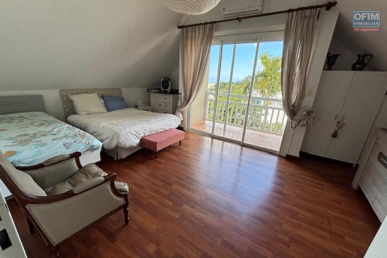 A vendre belle villa à l'entrée de La Montagne proche du centre et à proximité des commodités.