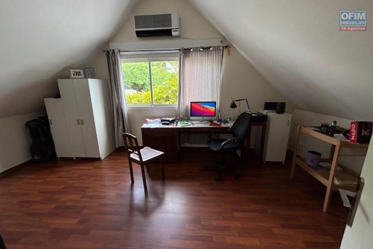 A vendre belle villa à l'entrée de La Montagne proche du centre et à proximité des commodités.