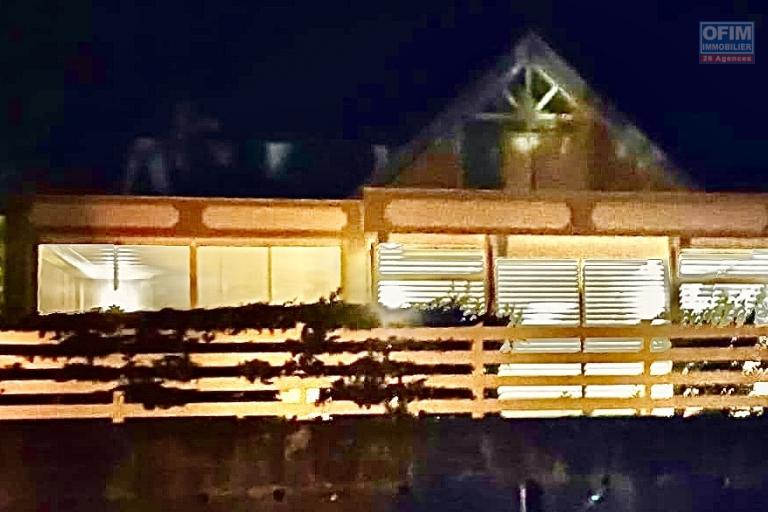 A vendre belle villa à l'entrée de La Montagne proche du centre et à proximité des commodités.