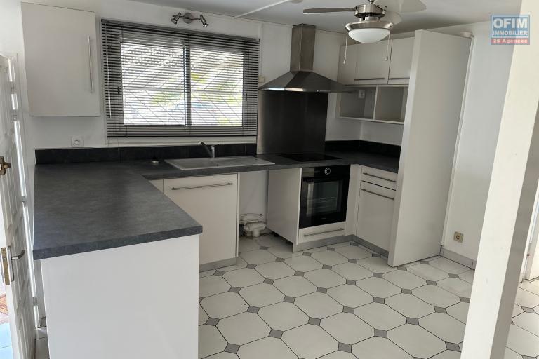 A vendre jolie villa jumelée de type F3/4 sur 431 m² jardin à chemin Finette Sainte-Clotilde