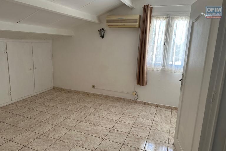 A vendre jolie villa jumelée de type F3/4 sur 431 m² jardin à chemin Finette Sainte-Clotilde