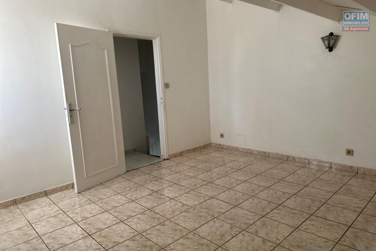A vendre jolie villa jumelée de type F3/4 sur 431 m² jardin à chemin Finette Sainte-Clotilde