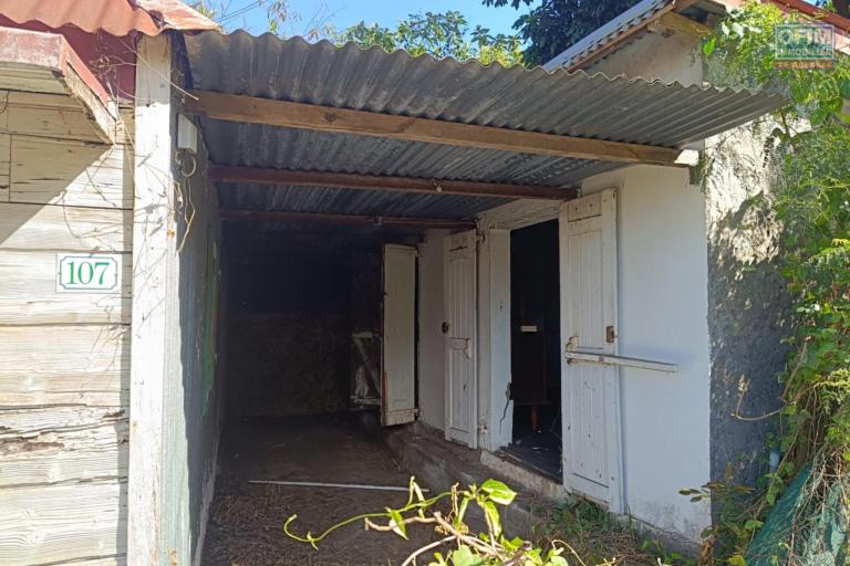 Terrain de 400 m2 viabilis&eacute; avec petite d&eacute;pendance &agrave; l'Entre Deux proche du village